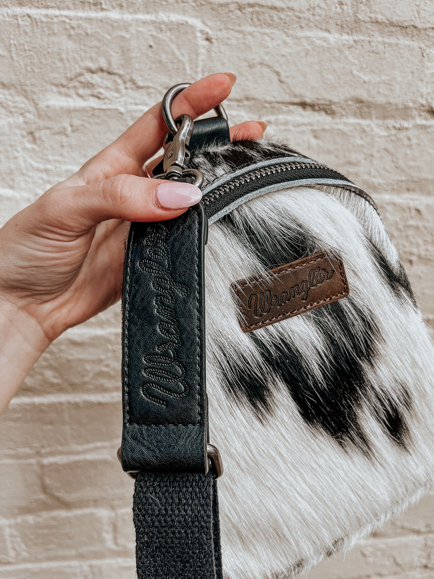 Wrangler Cowhide Sling Bag: Black